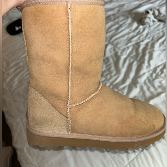 Light colored UGGS Australia size 7 - Picture 2 of 9